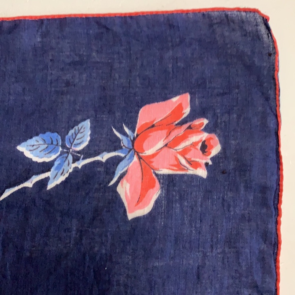 VINTAGE NAVY BLUE HANKIE WITH ROSES - Picture 2 of 4